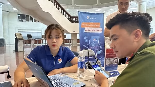 Triển khai 88 đội thanh niên hỗ trợ người dân Thủ đô chuyển đổi số