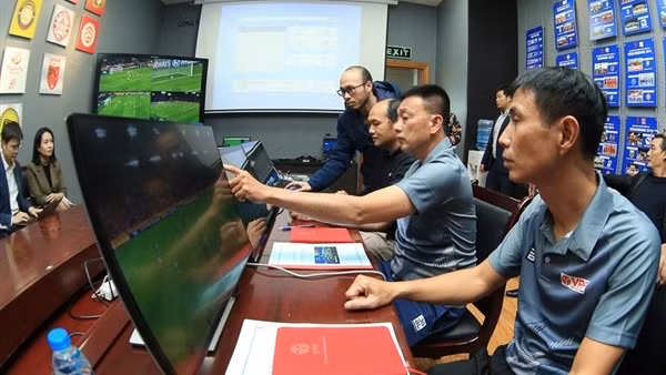 Đưa VAR vào V-League: Còn lắm gian nan