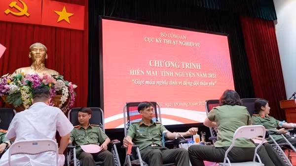 Cán bộ, chiến sĩ Cục Kỹ thuật nghiệp vụ tham gia chương trình hiến máu