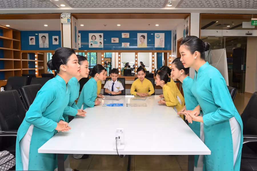 Chuyến bay đặc biệt với phi hành đoàn “nhí” -0