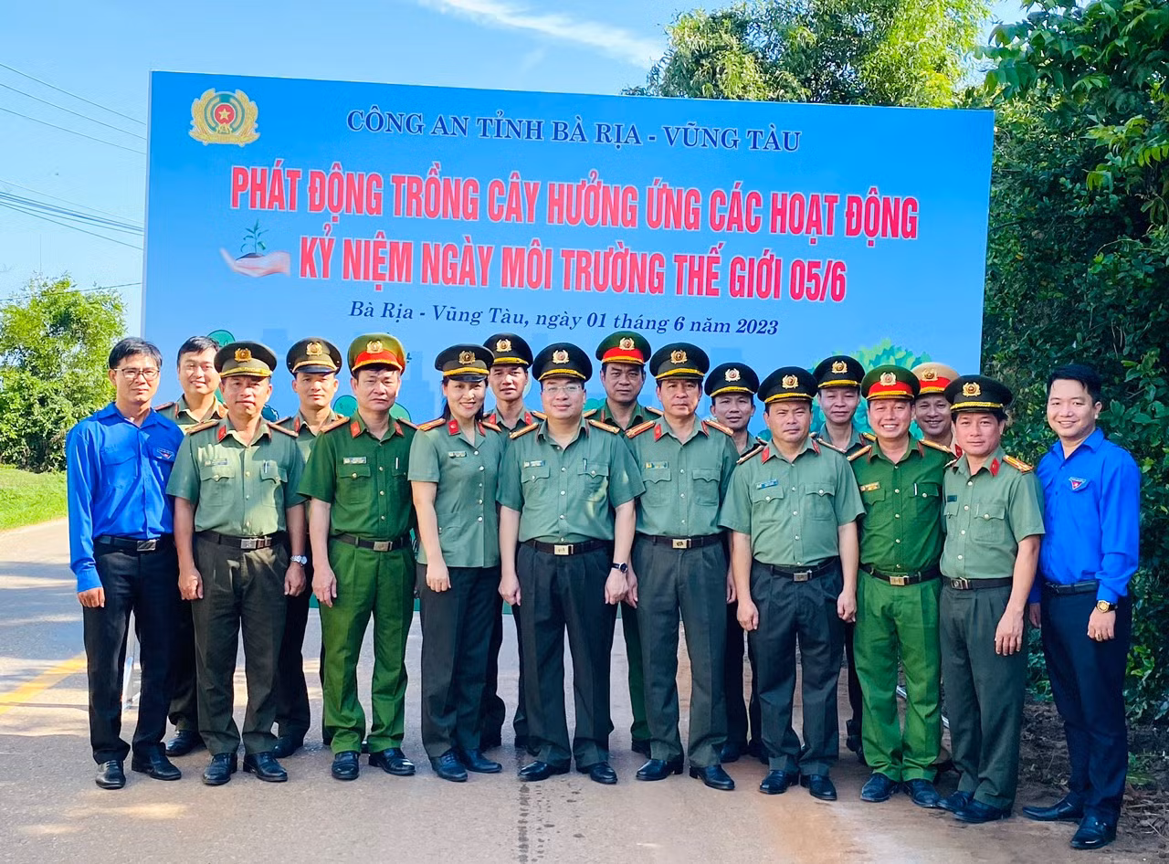 Công an tỉnh Bà Rịa-Vũng Tàu phát động trồng cây xanh, thu gom rác thải biển -1