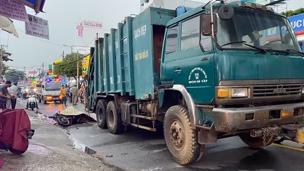 Tử vong khi tông vào xe rác đang được xe cứu hộ kéo trên đường