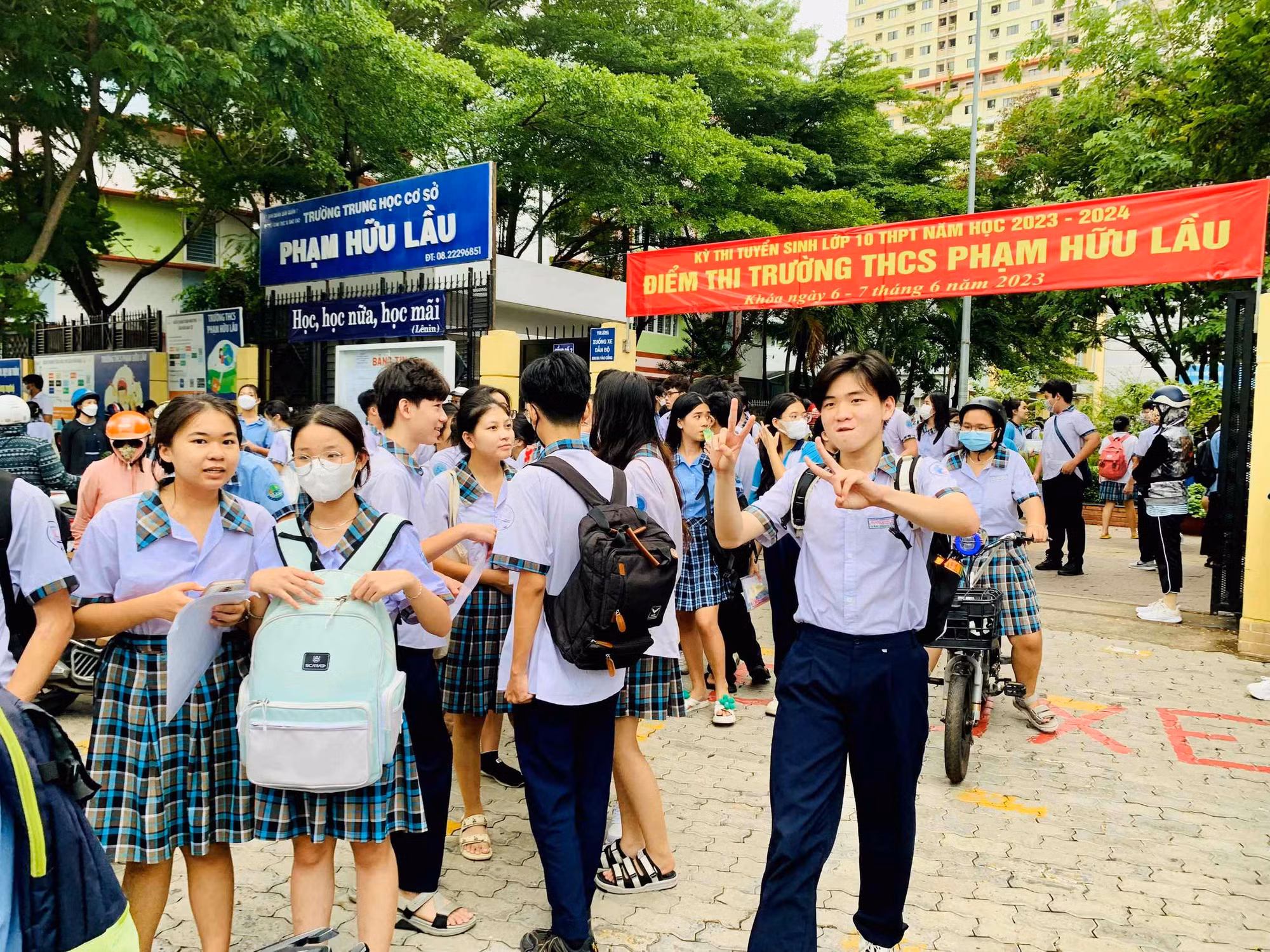 Thí sinh tại TP Hồ Chí Minh phấn khởi sau khi thi môn Ngữ văn vào lớp 10 -0