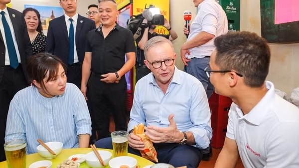 Thủ tướng Australia thưởng thức bia hơi, dùng bữa trưa tại phố cổ Hà Nội