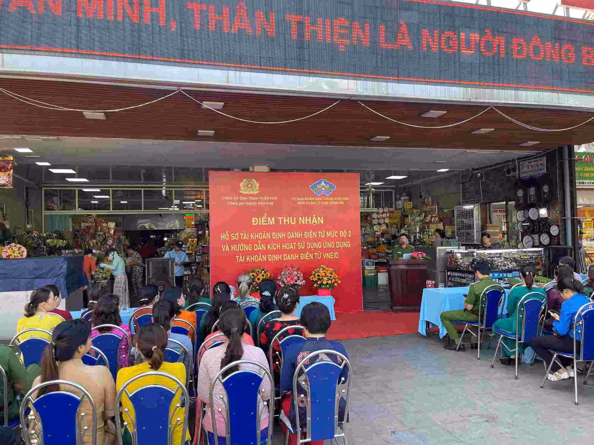 Tiểu thương chợ Đông Ba phấn khởi khi được hướng dẫn cài đặt, kích hoạt tài khoản định danh điện tử -0