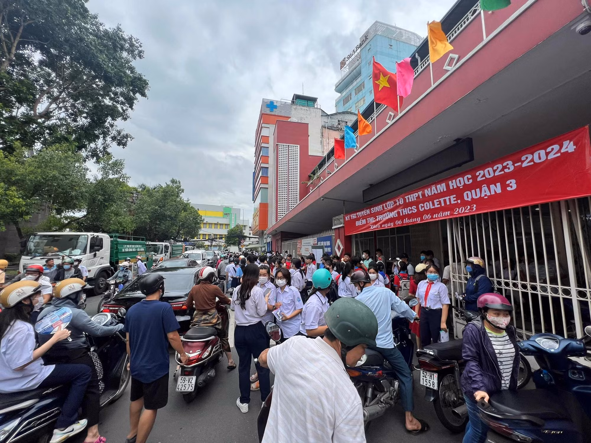 Thí sinh tại TP Hồ Chí Minh phấn khởi sau khi thi môn Ngữ văn vào lớp 10 -0