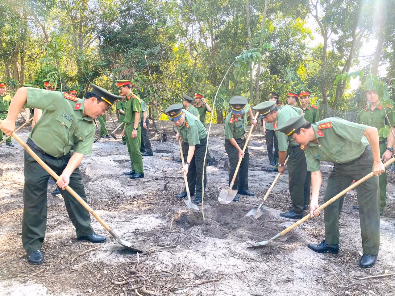 Công an tỉnh Bà Rịa-Vũng Tàu phát động trồng cây xanh, thu gom rác thải biển -0