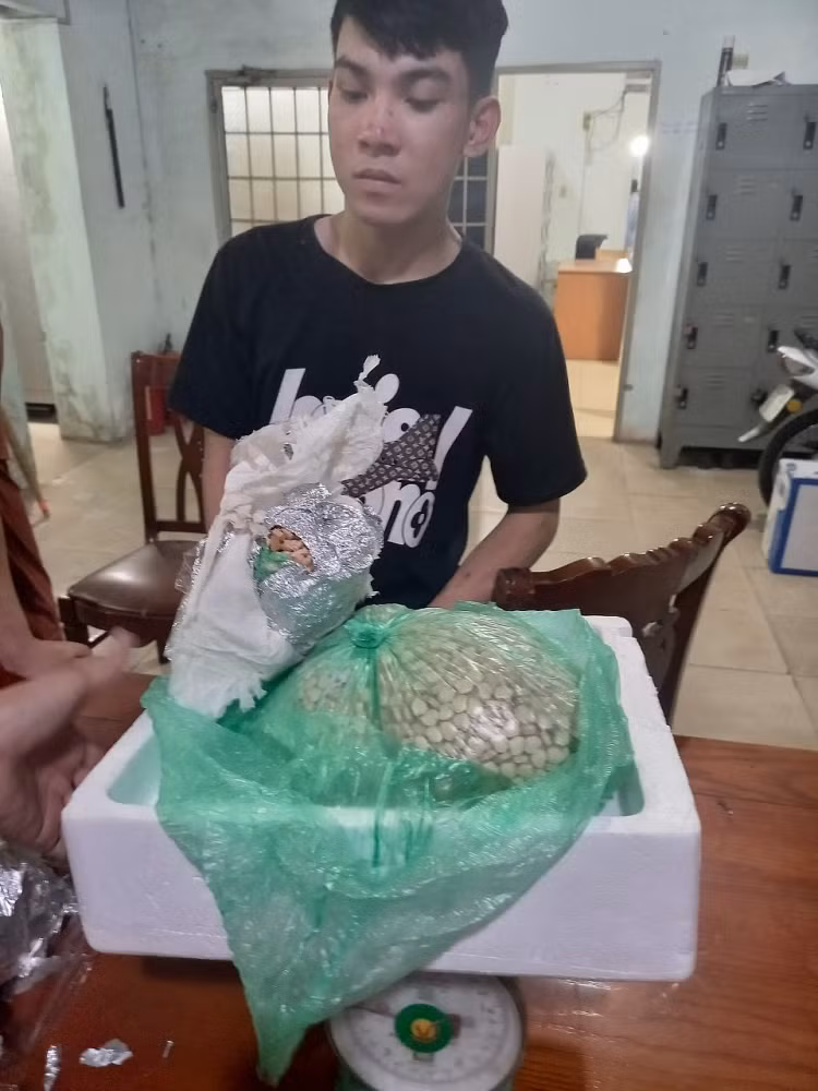 Triệt phá đường dây vận chuyển 6,8kg ma túy qua đường hàng không -0