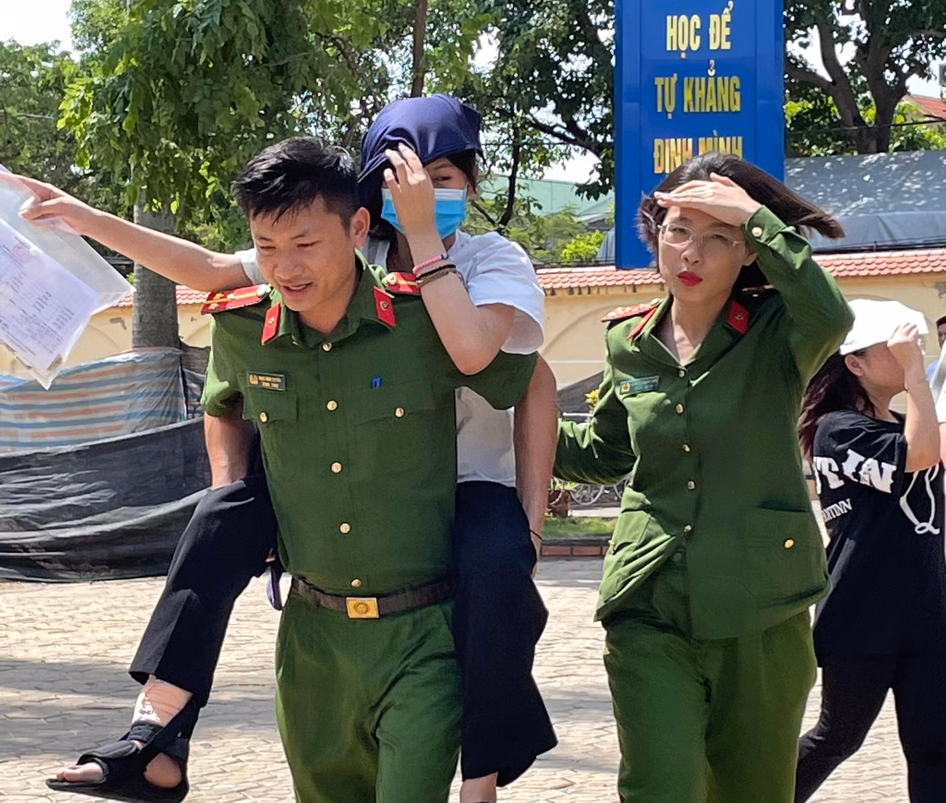 Xúc động hình ảnh thượng uý công an cõng thí sinh bị gãy chân vào phòng thi -0
