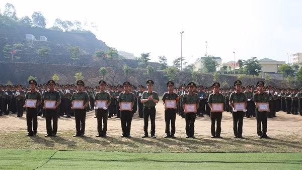 Bế giảng khóa huấn luyện công dân thực hiện nghĩa vụ tham gia CAND