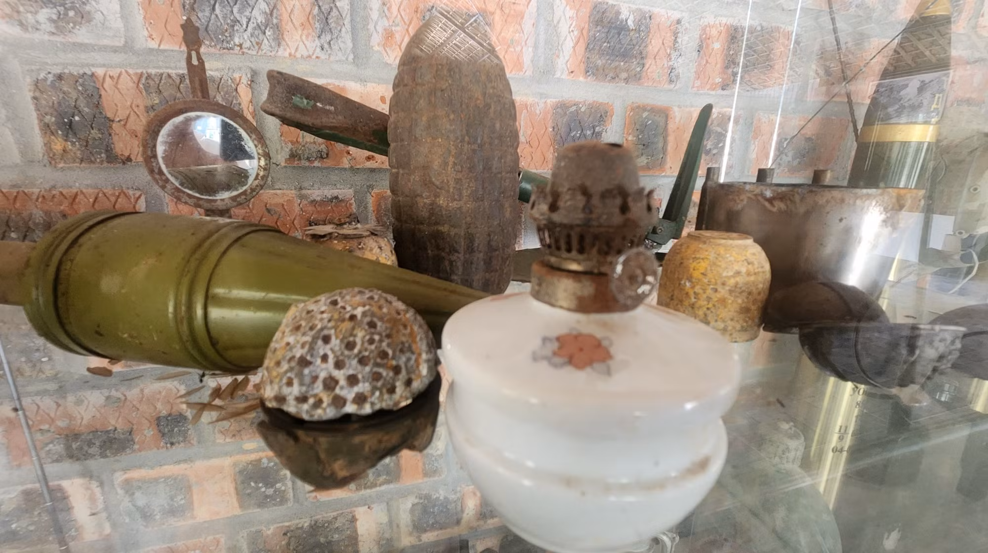 Độc đáo ngôi nhà “bom” lưu giữ ký ức chiến tranh ở Quảng Trị -1