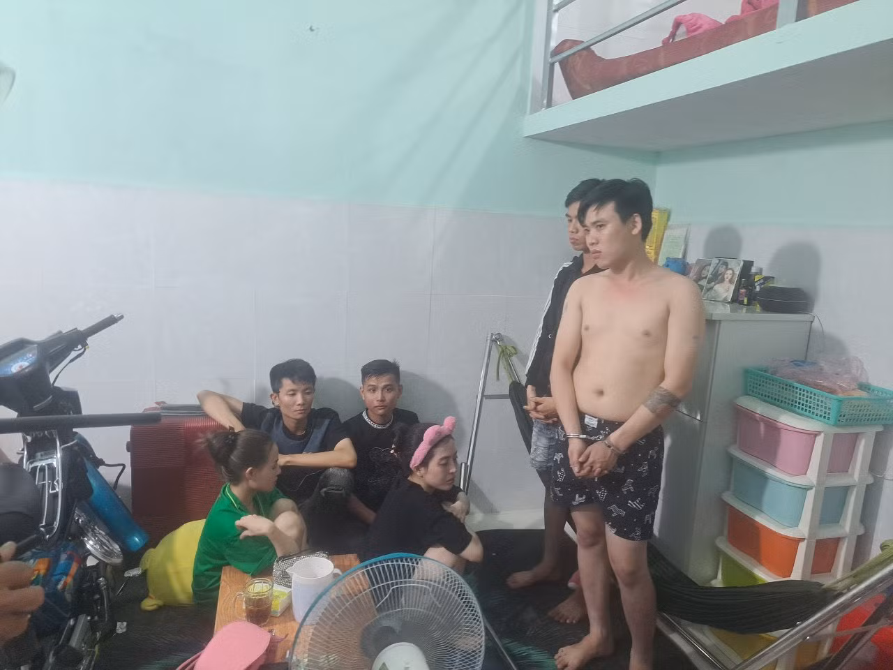 Bắt 7 đối tượng “phê pha” ma túy trong phòng trọ -0