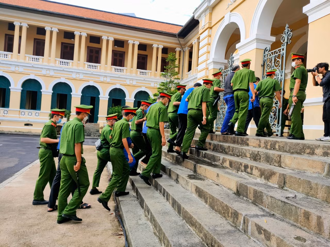 Phó Cục trưởng Cục thuế TP Hồ Chí Minh và thuộc cấp hầu tòa -0