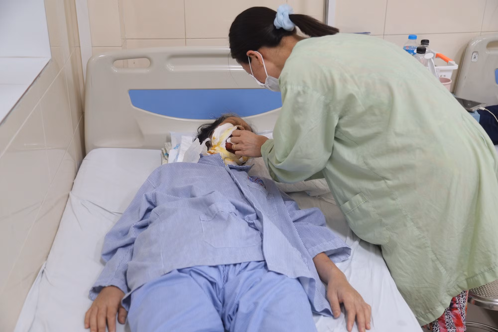Ăn thực dưỡng chữa ung thư, khối u trở lên khổng lồ ở vùng mặt -0