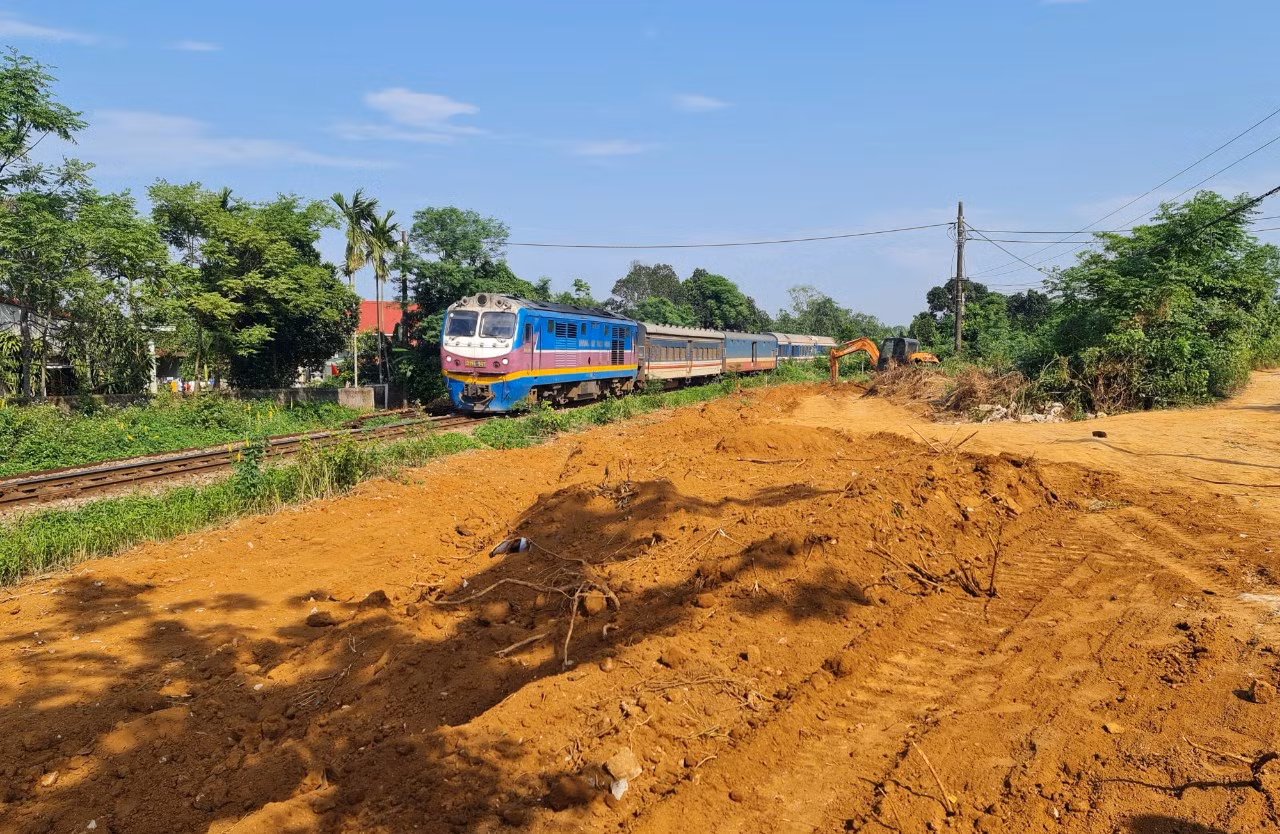 Chém vỡ kính chắn gió xe ben vì... không mua đất ảnh 2