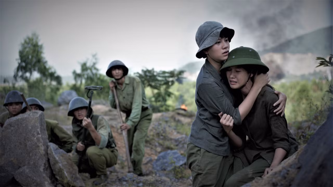 “Bình minh đỏ” – bộ phim xúc động về các nữ chiến sĩ lái xe Trường Sơn anh hùng -0