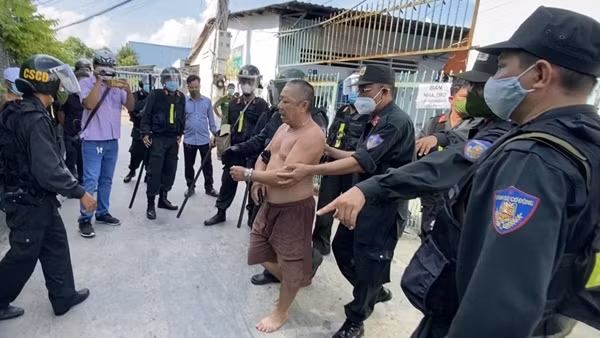 Khống chế kẻ tạt axít cố thủ trong phòng trọ