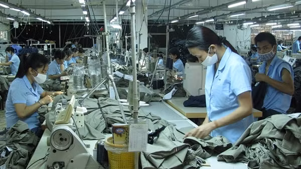 “Tăng lương tối thiểu vùng”: Một miếng khi đói bằng một gói khi no!