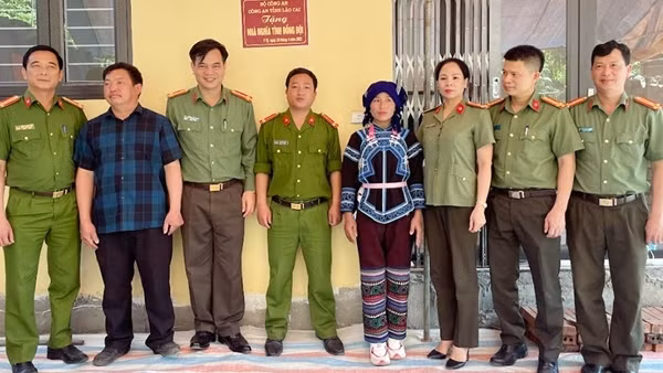 Thứ trưởng Lê Quốc Hùng tặng kinh phí xây nhà tình nghĩa tại Quảng Trị ảnh 5