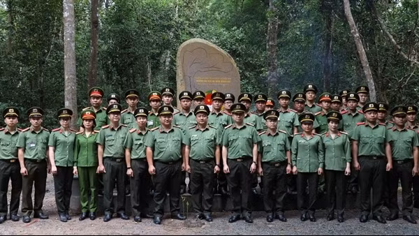 Long trọng lễ an táng 12 hài cốt liệt sĩ quân tình nguyện và chuyên gia Việt Nam hi sinh tại Lào ảnh 2