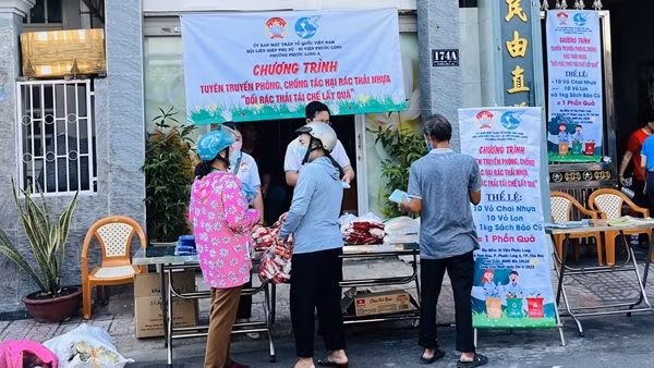 Thú vị ngày hội “Đổi rác tái chế lấy quà”