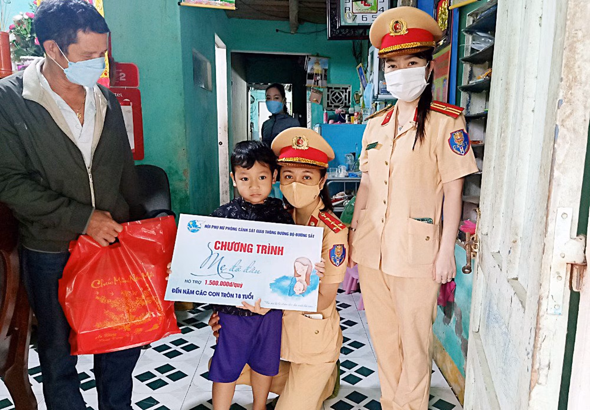 Phụ nữ CSGT Quảng Nam đồng hành cùng chương trình “Mẹ đỡ đầu” -0