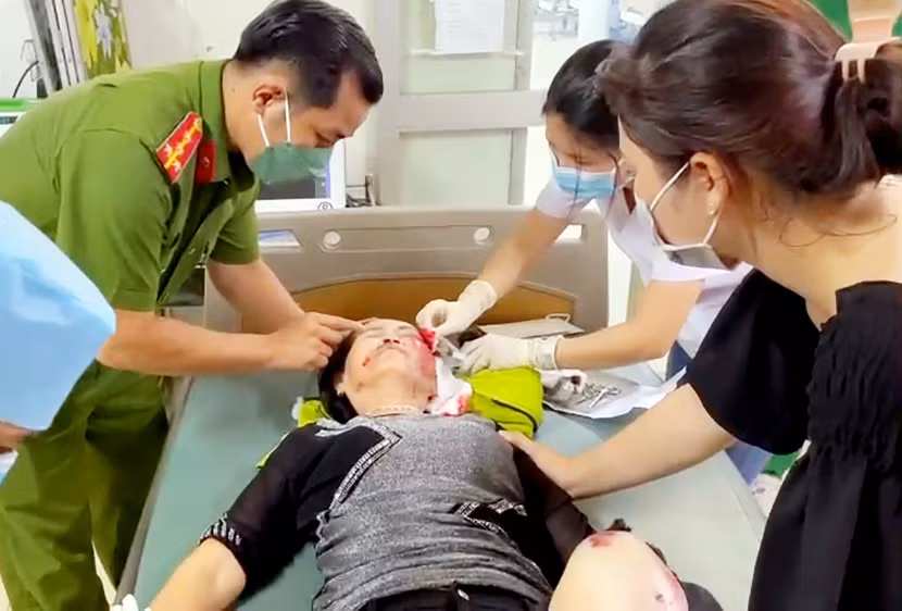 Biểu dương 4 cán bộ Công an kịp thời đưa người gặp nạn đi cấp cứu -0
