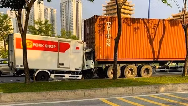 Xe đầu kéo va chạm xe máy, một bé gái tử vong ảnh 4