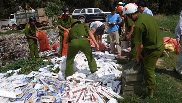 Buôn lậu hàng hoá từ Trung Quốc về Việt Nam, lãnh 10 năm tù ảnh 2