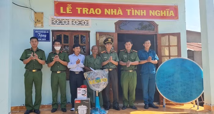 Công an trao hai nhà tình nghĩa cho gia đình đồng bào thiểu số -0
