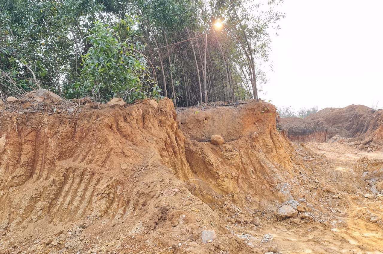 “Đất tặc”đào bới tan hoang hàng héc-ta đất đồi ở xã Phong Bình -1
