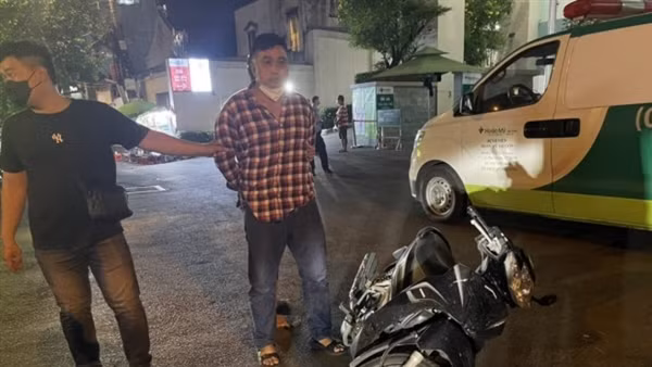 Bắt tên cướp giỏ xách kéo lê cô gái trên đường