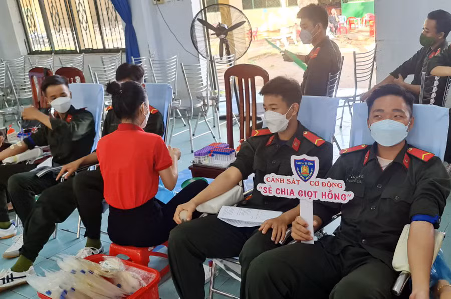 Hàng trăm CBCS Cảnh sát cơ động hiến máu tình nguyện -0