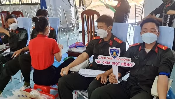 Hơn 400 giảng viên, học viên CSND tham gia hiến máu tình nguyện ảnh 4