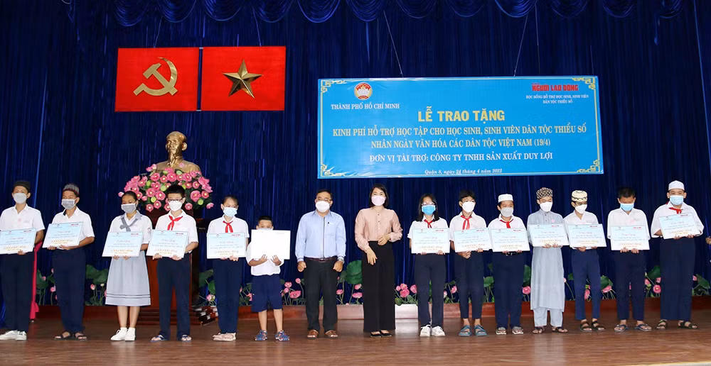 vna_potal_thanh_pho_ho_chi_minh_trao_hoc_bong_cho_hoc_sinh_sinh_vien_nguoi_lao_dong_dan_toc__6069841.jpg -0