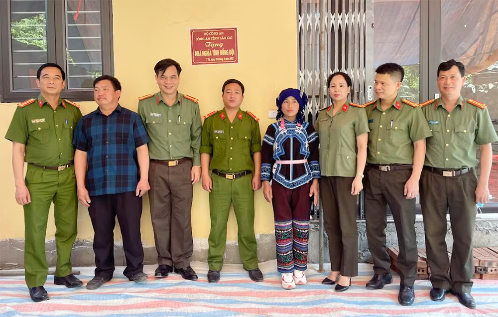 Trao nhà tình nghĩa cho cán bộ có hoàn cảnh khó khăn -0