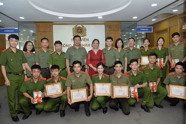 Trao giải cuộc thi “Cảm nhận sách hay tại thư viện CAND” -0