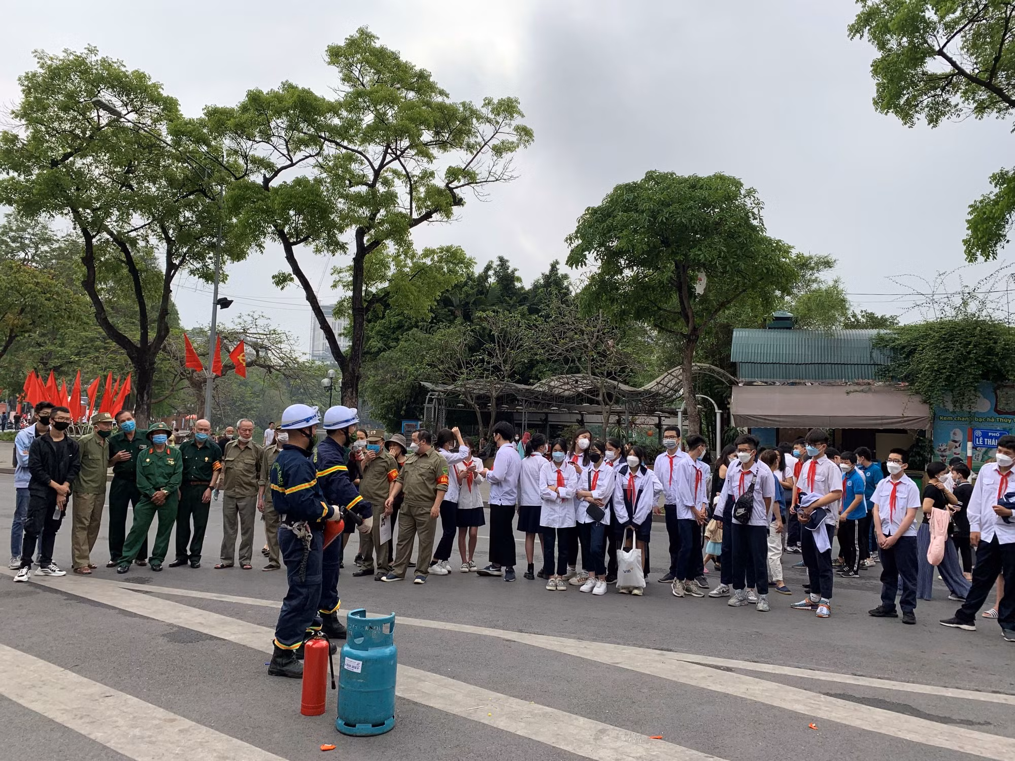 Tuyên truyền phòng cháy chữa cháy tại không gian phố đi bộ hồ Gươm -0