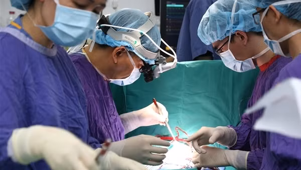 Ghép thận tự thân cứu bệnh nhân bị biến chứng nguy hiểm khi tán sỏi ảnh 4