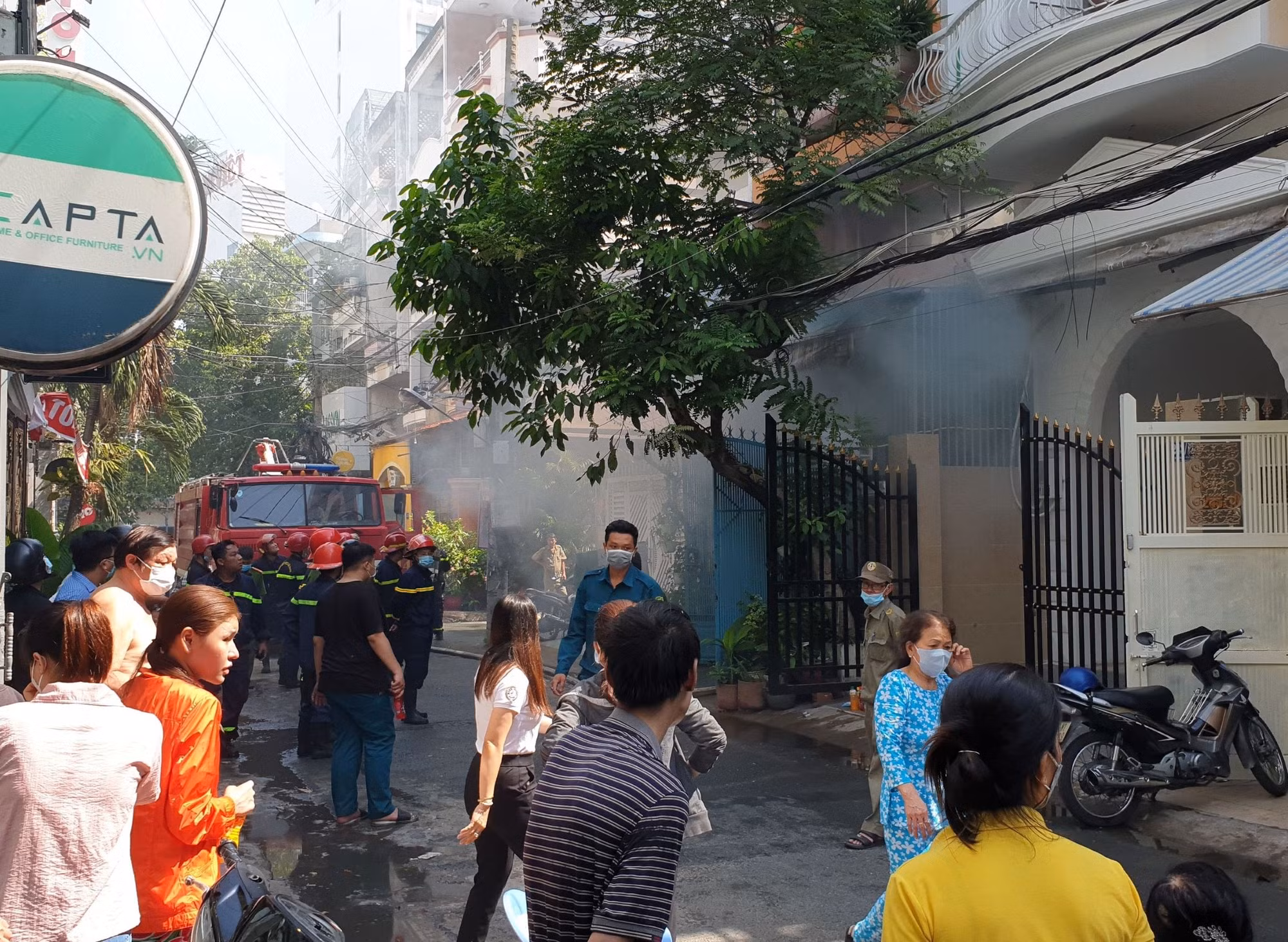 Cứu 6 người mắt kẹt trong đám cháy tại căn nhà ngăn phòng cho thuê -0