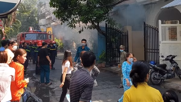 Cứu 3 mẹ con mắc kẹt trong đám cháy nhà ảnh 4