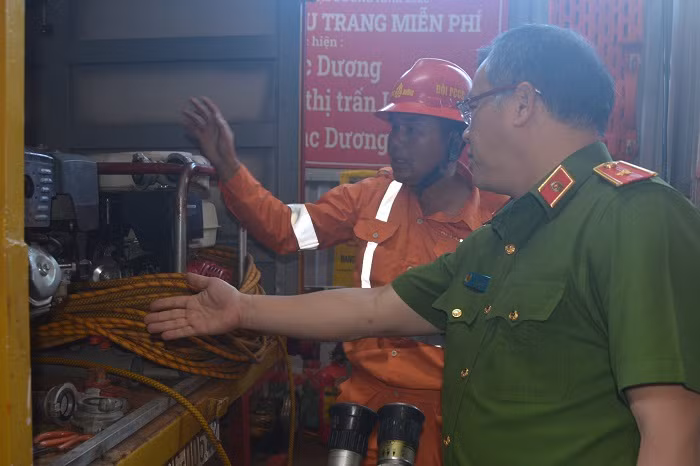 Thứ trưởng Nguyễn Văn Long “test nhanh” người dân Đà Lạt về PCCC -0