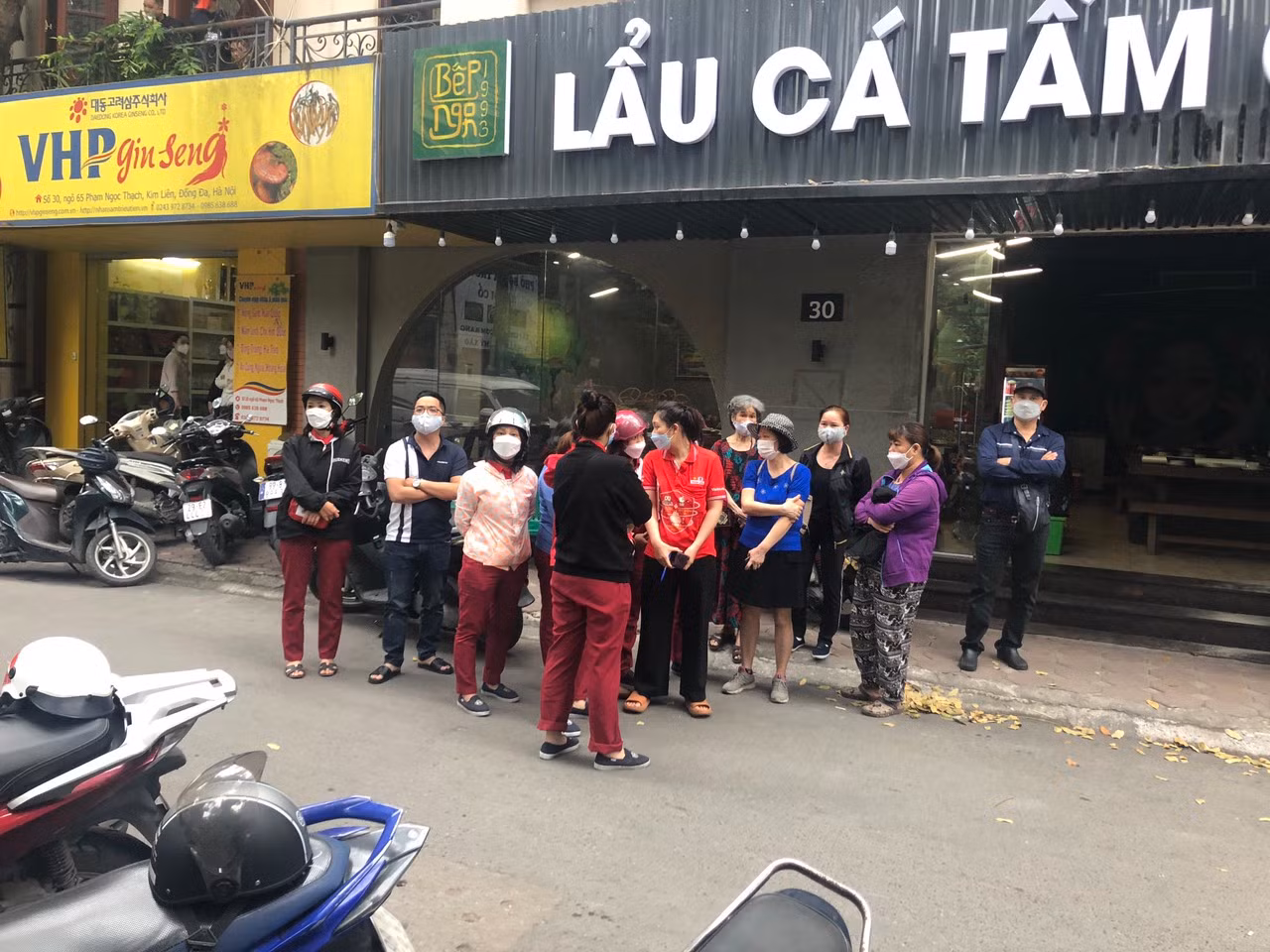 Người dân xót xa, bất lực khi không thể tiếp cận cứu người khi -0