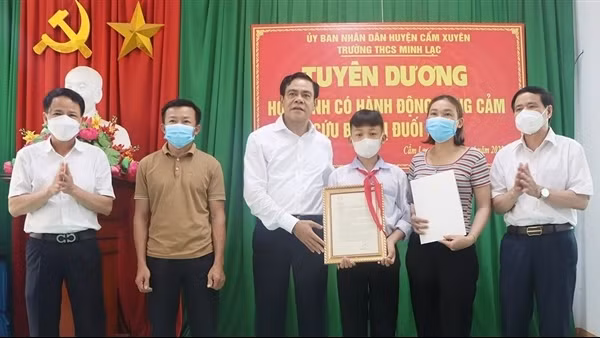 Tặng bằng khen 2 thanh niên cứu 6 học sinh đuối nước trên biển ảnh 2