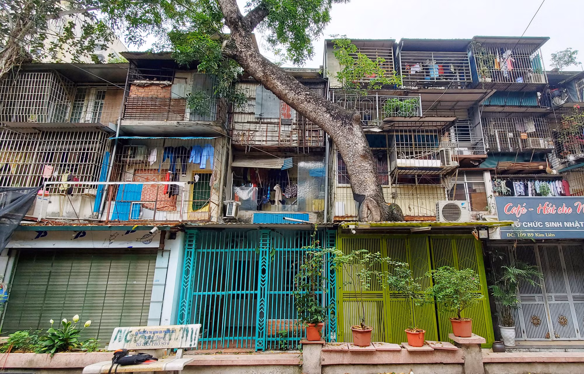 Cảnh sát khám nghiệm hiện trường vụ hỏa hoạn khiến 5 người tử vong -7