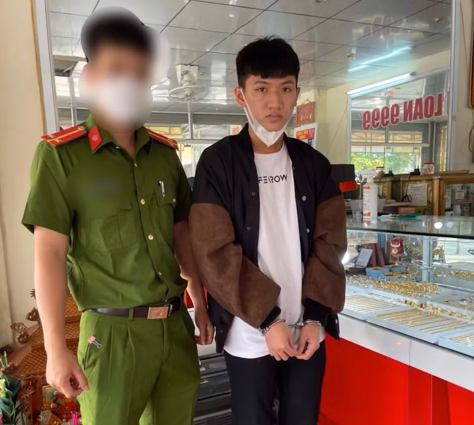  Bắt đối tượng trộm vàng và nhẫn kim cương -0