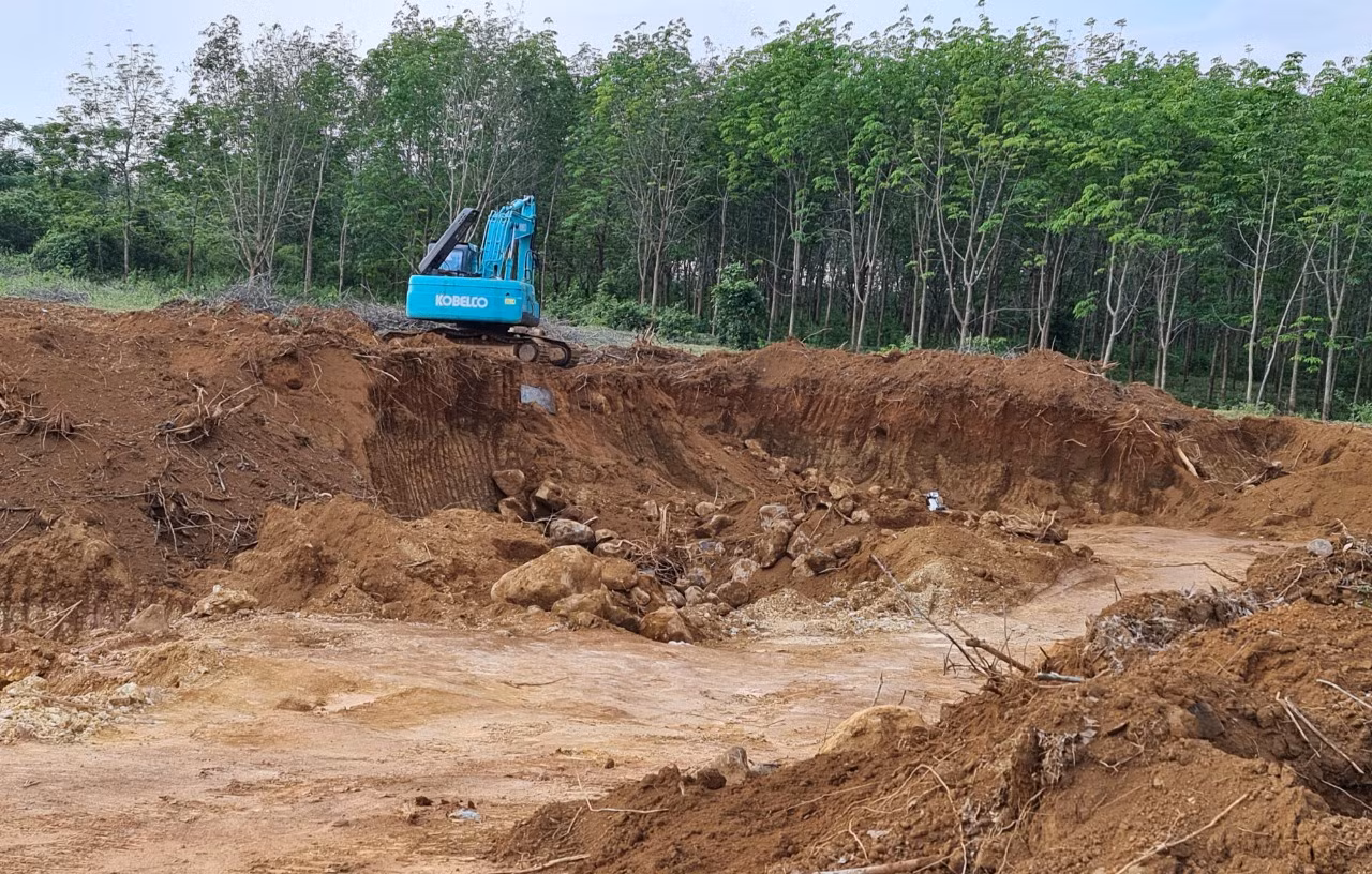 “Đất tặc”đào bới tan hoang hàng héc-ta đất đồi ở xã Phong Bình -0