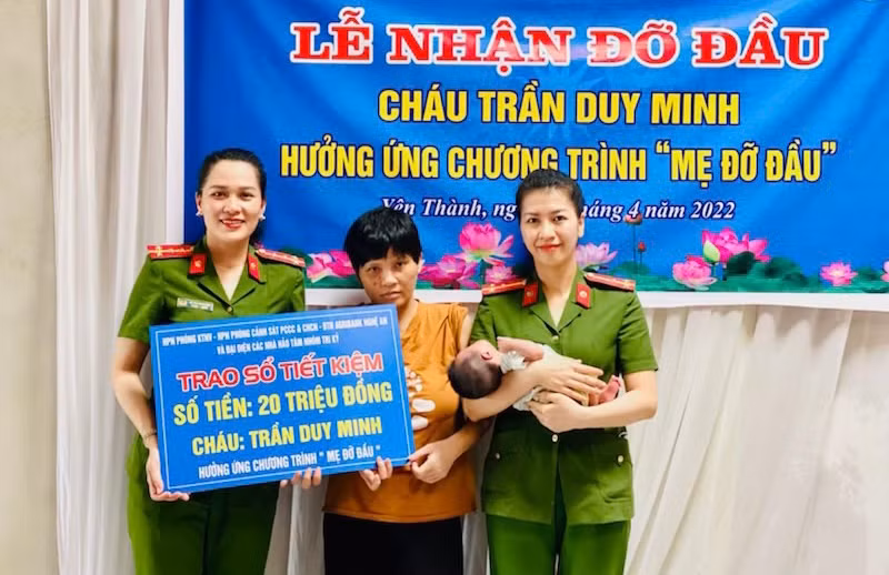 Đỡ đầu, hỗ trợ hai học sinh mồ côi, có hoàn cảnh khó khăn ảnh 2