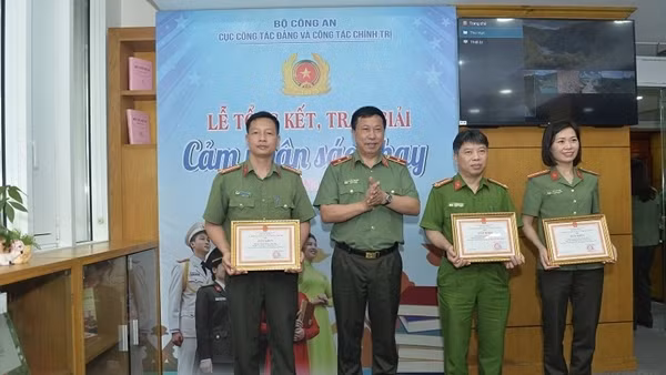 Trao giải cuộc thi “Cảm nhận sách hay tại Thư viện CAND”