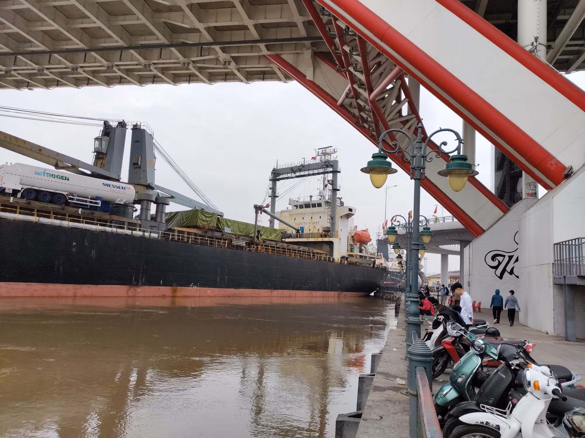 Tàu biển 12.000 DWT suýt va vào cây cầu hiện đại nhất Hải Phòng -0